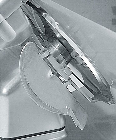 Feliatorul profesional Kolossal 300 IK, potrivit pentru mezeluri, brânzeturi și produse gătite. [3]