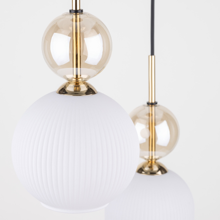 Lampă suspendată SOPHIA COGNAC WHITE 3xE14 de la TK Lighting, fabricată în Polonia. Design glamour cu abajururi din sticlă cognac albă și structură metalică aurie. Ideală pentru livinguri și dininguri [1]