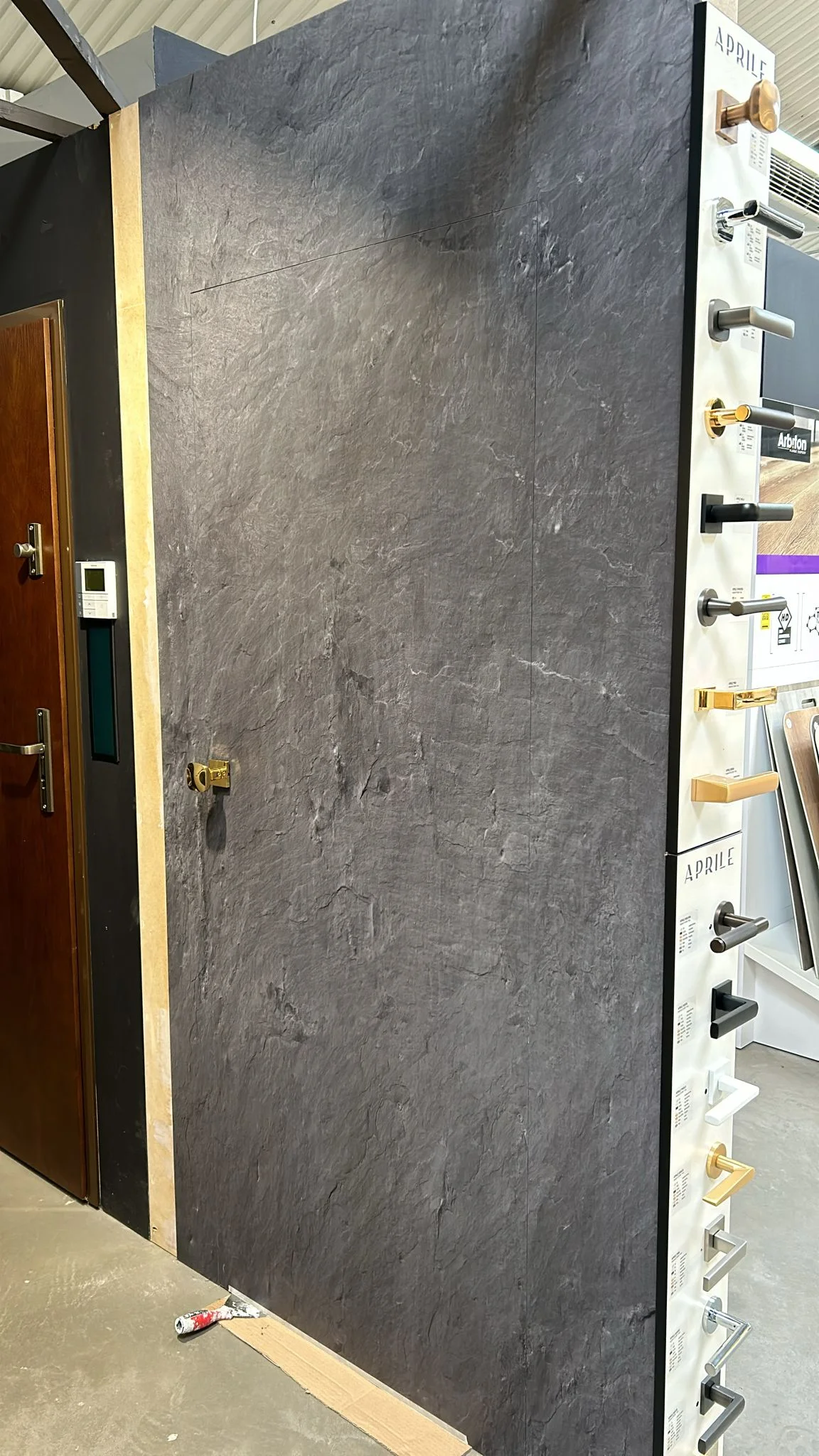 SPC Wall pentru placarea peretilor - PPanou SPC Classen Ceramin Wall Nagar Off montat în baie, rezistent la apă și ușor de instalat.