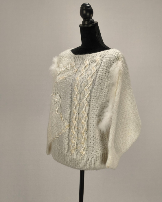 Pulover artizanal alb cu aplicații florale și broderie, vedere din față [2]