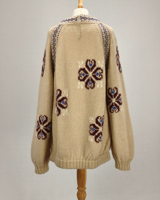 Pulover artizanal oversize bej cu motive florale burgundy și albastre [4]