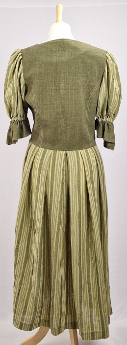 Rochie Hagro stil Dirndl verde salvie cu nasturi [6]
