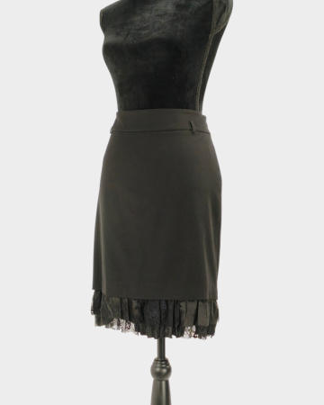 Fustă Guess by Marciano neagră cu volan și dantelă – S–M [1]