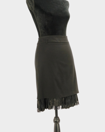 Fustă Guess by Marciano neagră cu volan și dantelă – S–M [2]