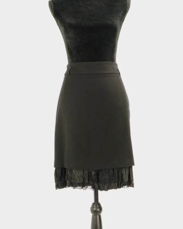 Femei - Fustă Guess by Marciano neagră cu volan și dantelă – S–M