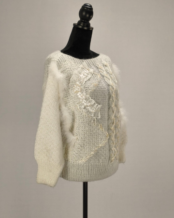 Pulover artizanal alb cu aplicații florale și broderie, vedere din față [3]
