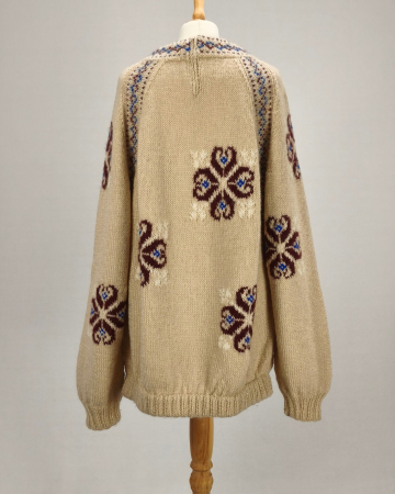 Pulover artizanal oversize bej cu motive florale burgundy și albastre [3]