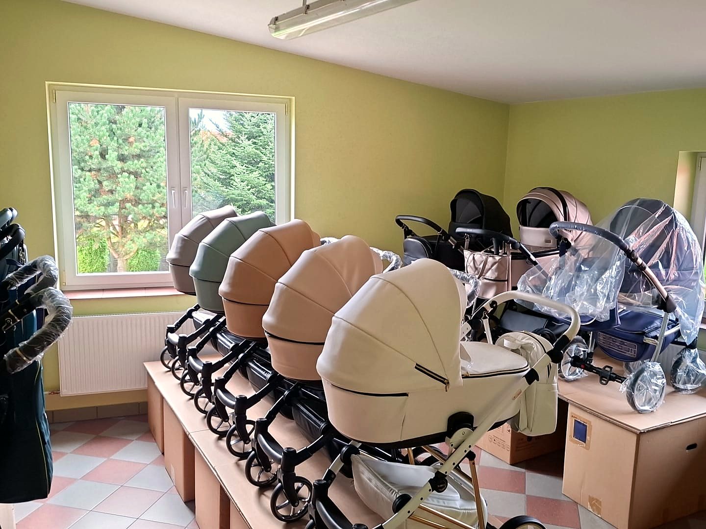 Showroom Cărucioare Lux cu cărucioare Sojan 4 în 1 expuse