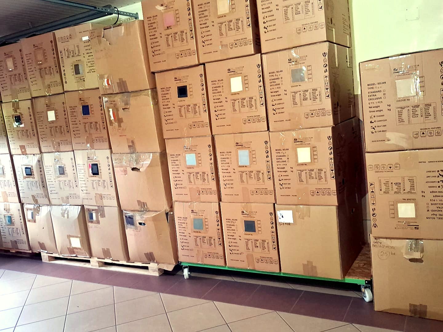 Cărucioare 4 în 1 depozitate pe paleți