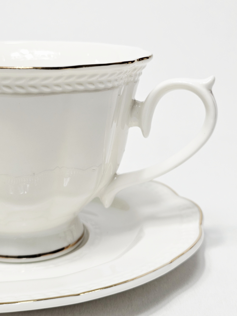 Set ceașcă cu farfurioară, ceramică albă cu accente aurii, 210 ml [1]
