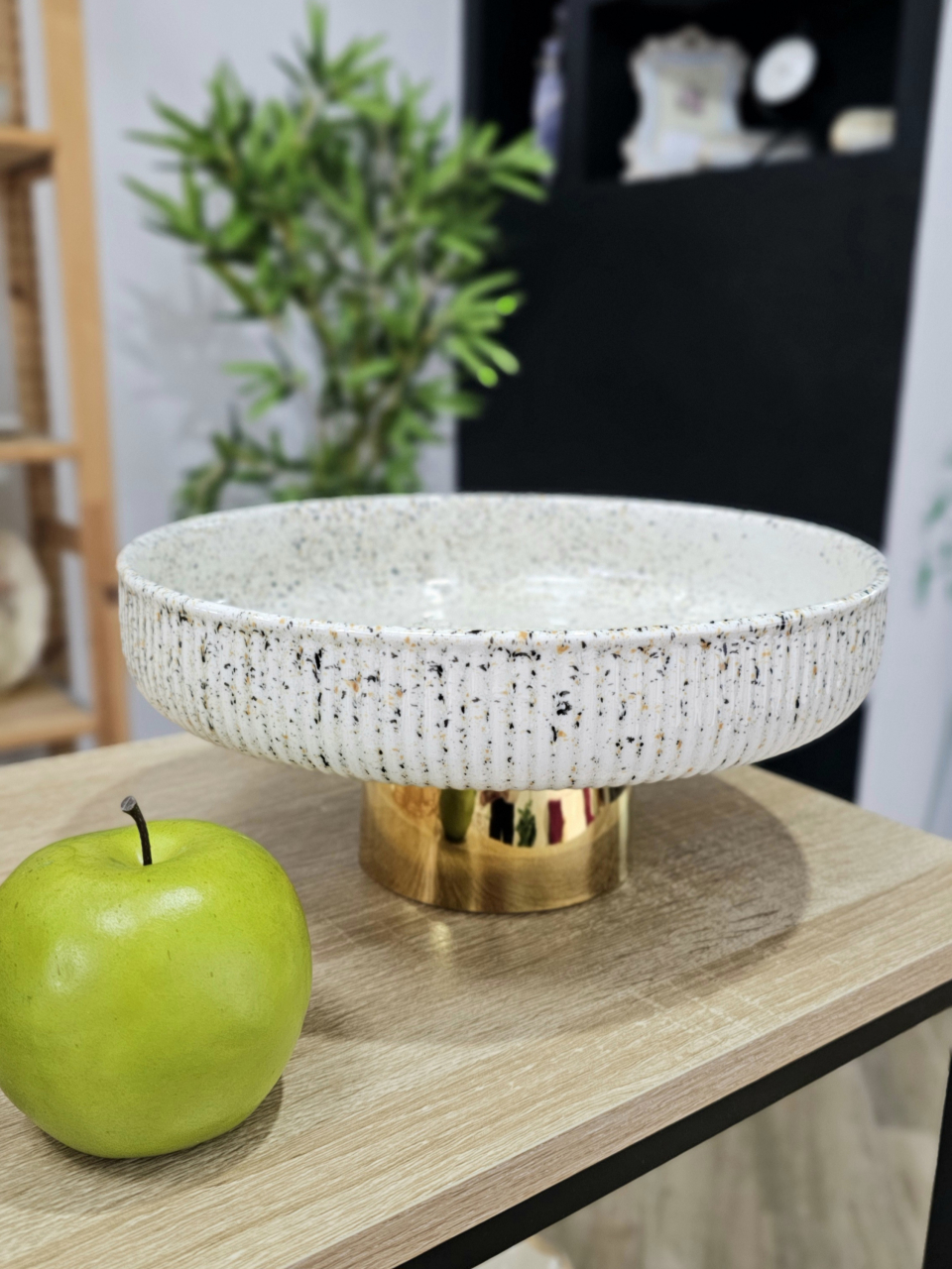 Platou cu picior din ceramică albă cu detalii granit și bază aurie [1]