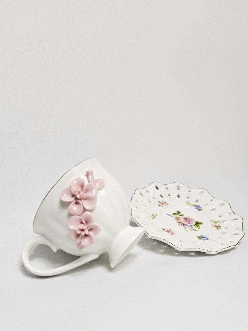 Set cești cu farfurioare ceramică albă cu flori roz 3D, 12 piese [4]