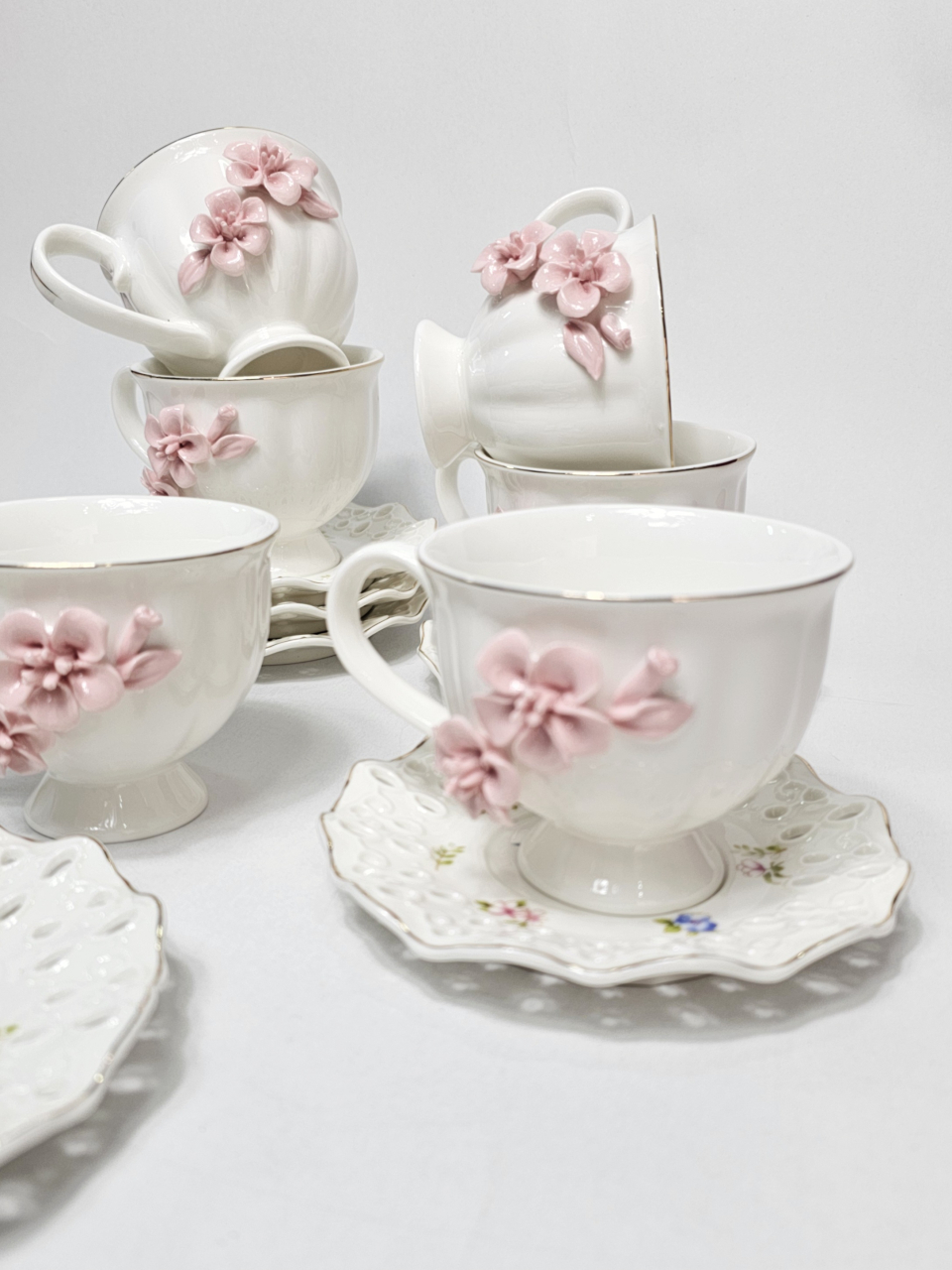Set cești cu farfurioare ceramică albă cu flori roz 3D, 12 piese [2]