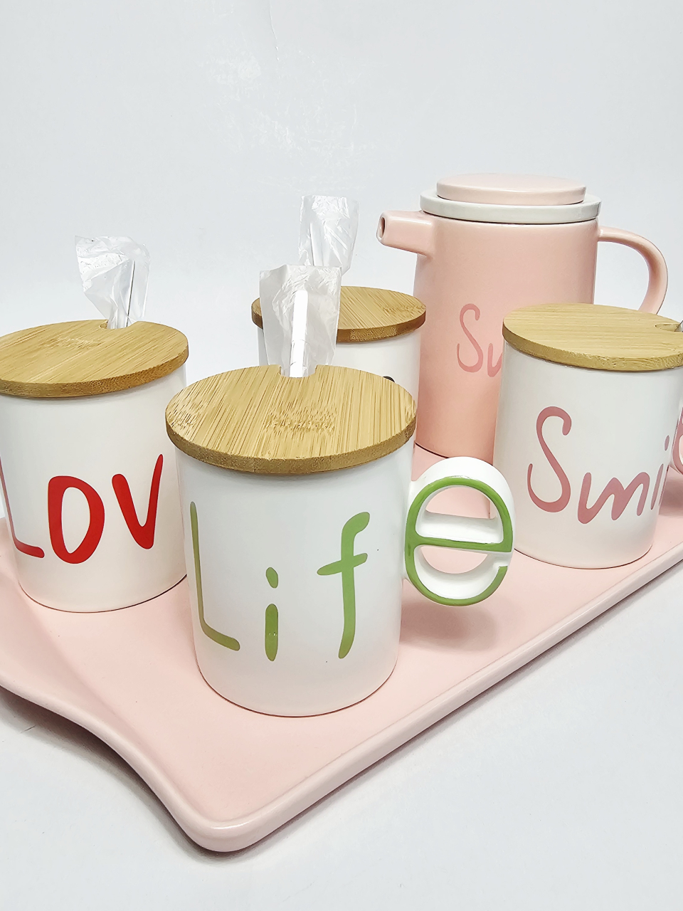 Set ceramic cu tavă roz, ceainic/sita, 4 lingurite lungi/metalice și 4 cești inscripționate cu capace din bambus [5]