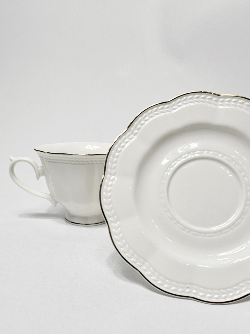 Set ceașcă cu farfurioară, ceramică albă cu accente aurii, 210 ml [4]