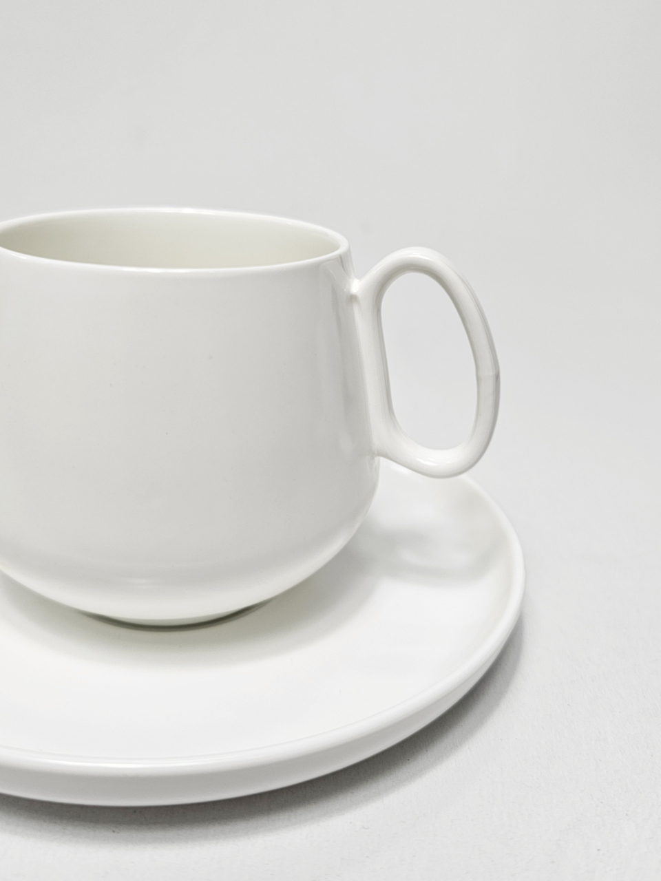 Set 2 piese ceașcă și farfurioară albă [1]