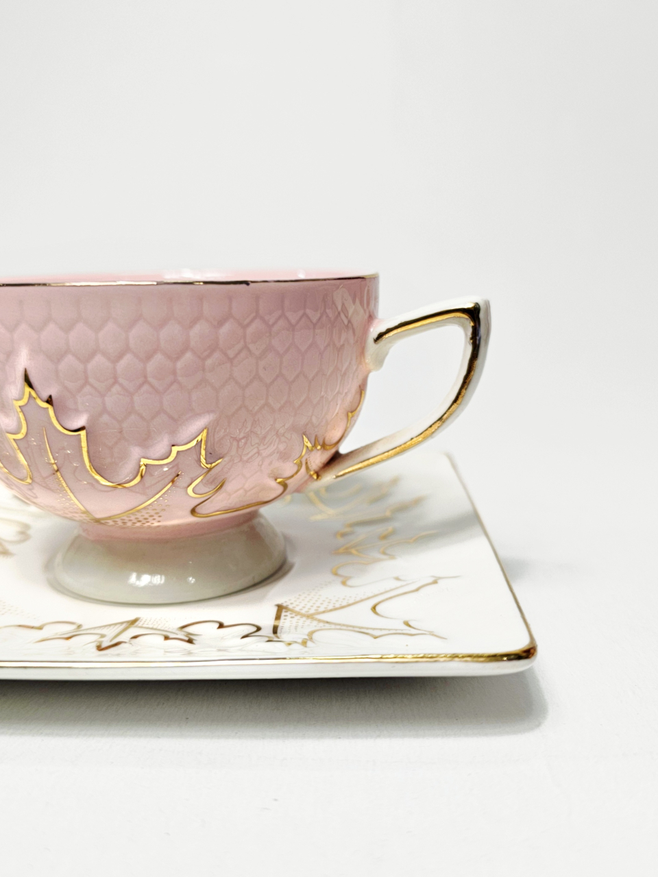 Set ceașcă și farfurioară din ceramică cu design floral-auriu [1]