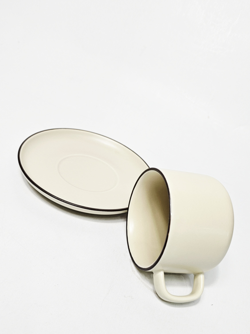 Ceașcă ceramică 200 ml cu farfurioară, design simplu și margine subțire maron [2]