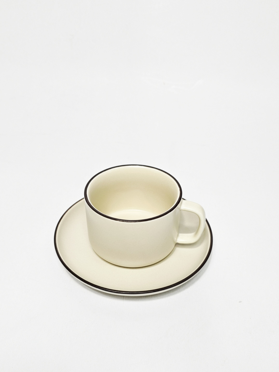 Ceașcă ceramică 200 ml cu farfurioară, design simplu și margine subțire maron [1]