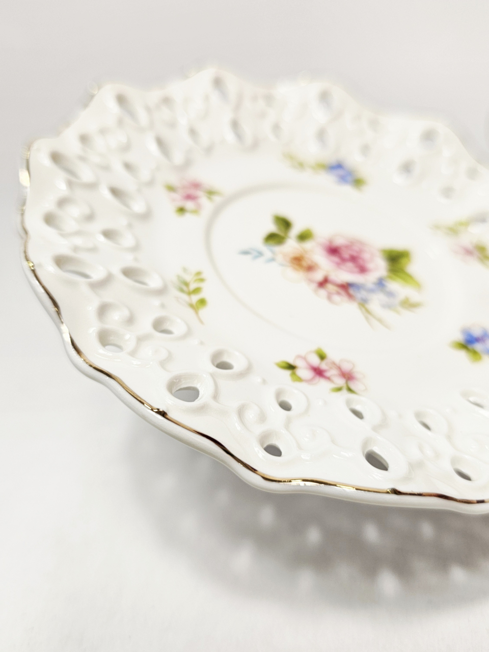 Set cești cu farfurioare ceramică albă cu flori roz 3D, 12 piese [5]