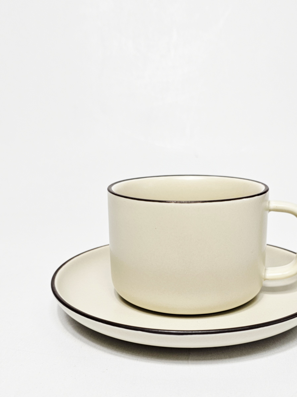 Ceașcă ceramică 200 ml cu farfurioară, design simplu și margine subțire maron [3]