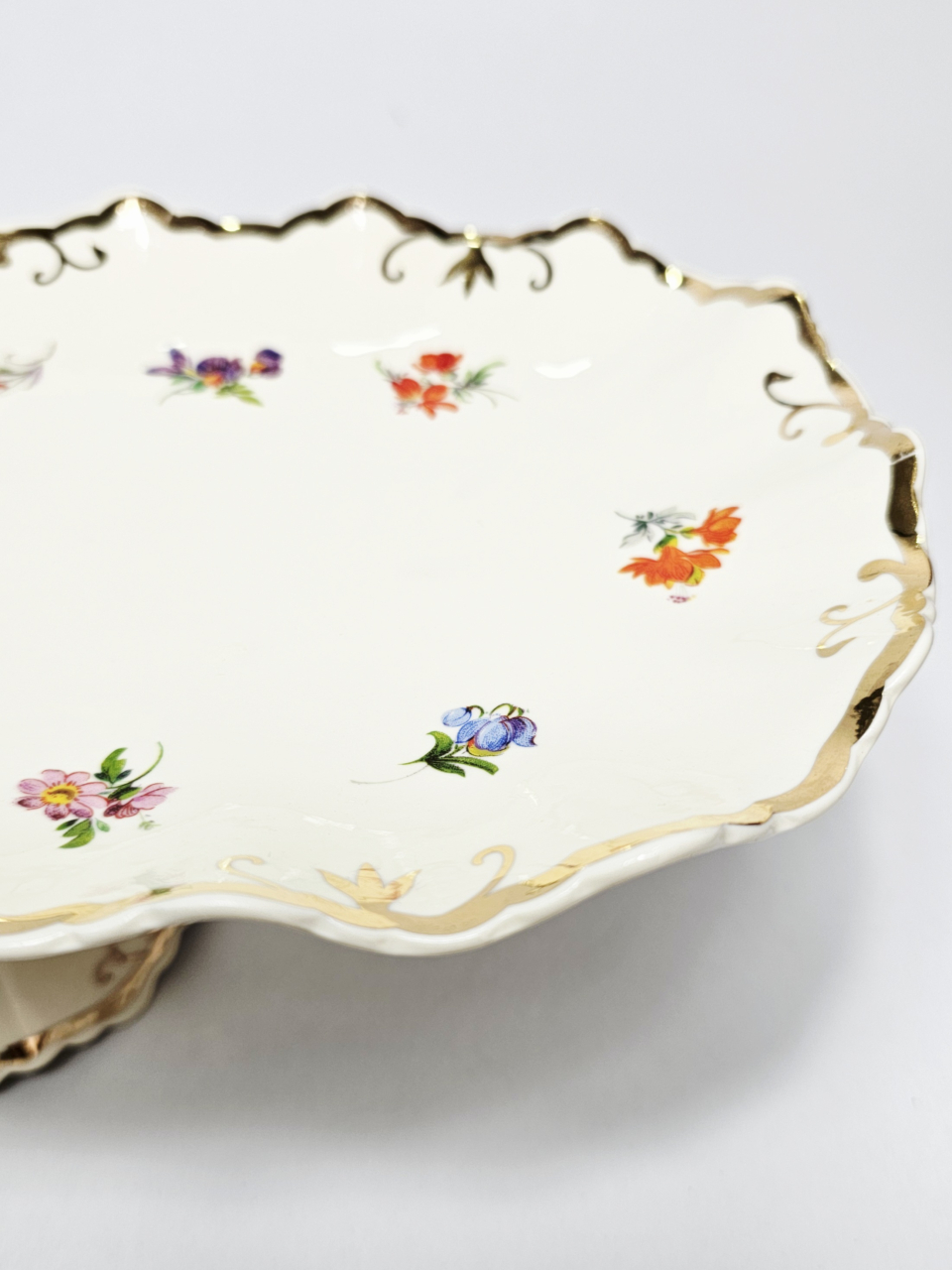 Platou pe picior din ceramica – decor floral [3]