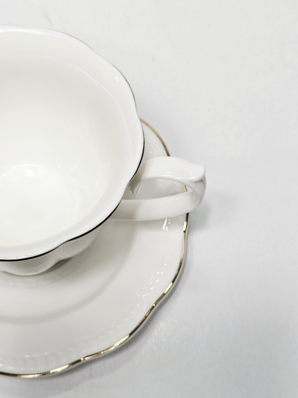 Set ceașcă cu farfurioară, ceramică albă cu accente aurii, 210 ml [5]