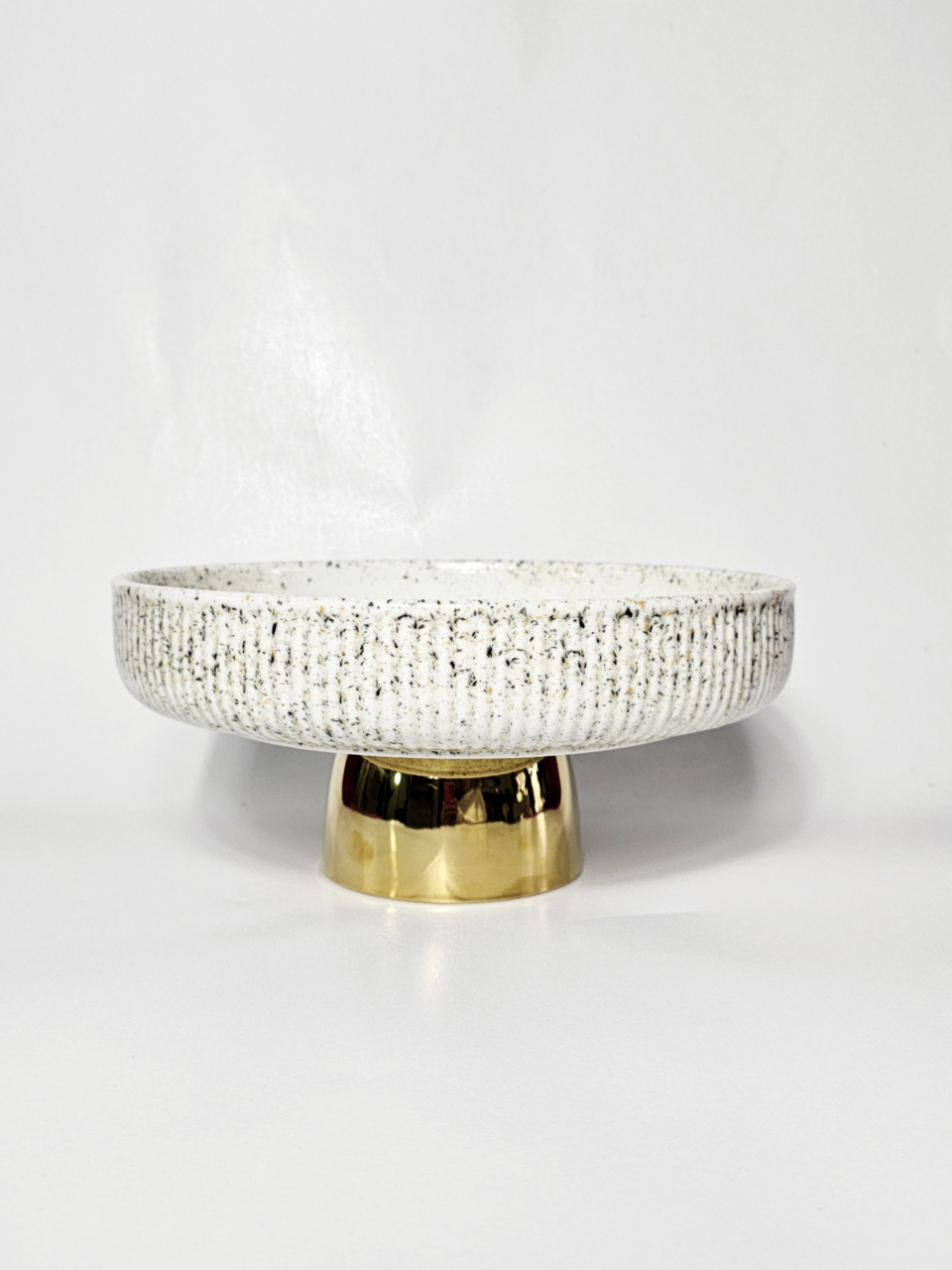 Platou cu picior din ceramică albă cu detalii granit și bază aurie [3]