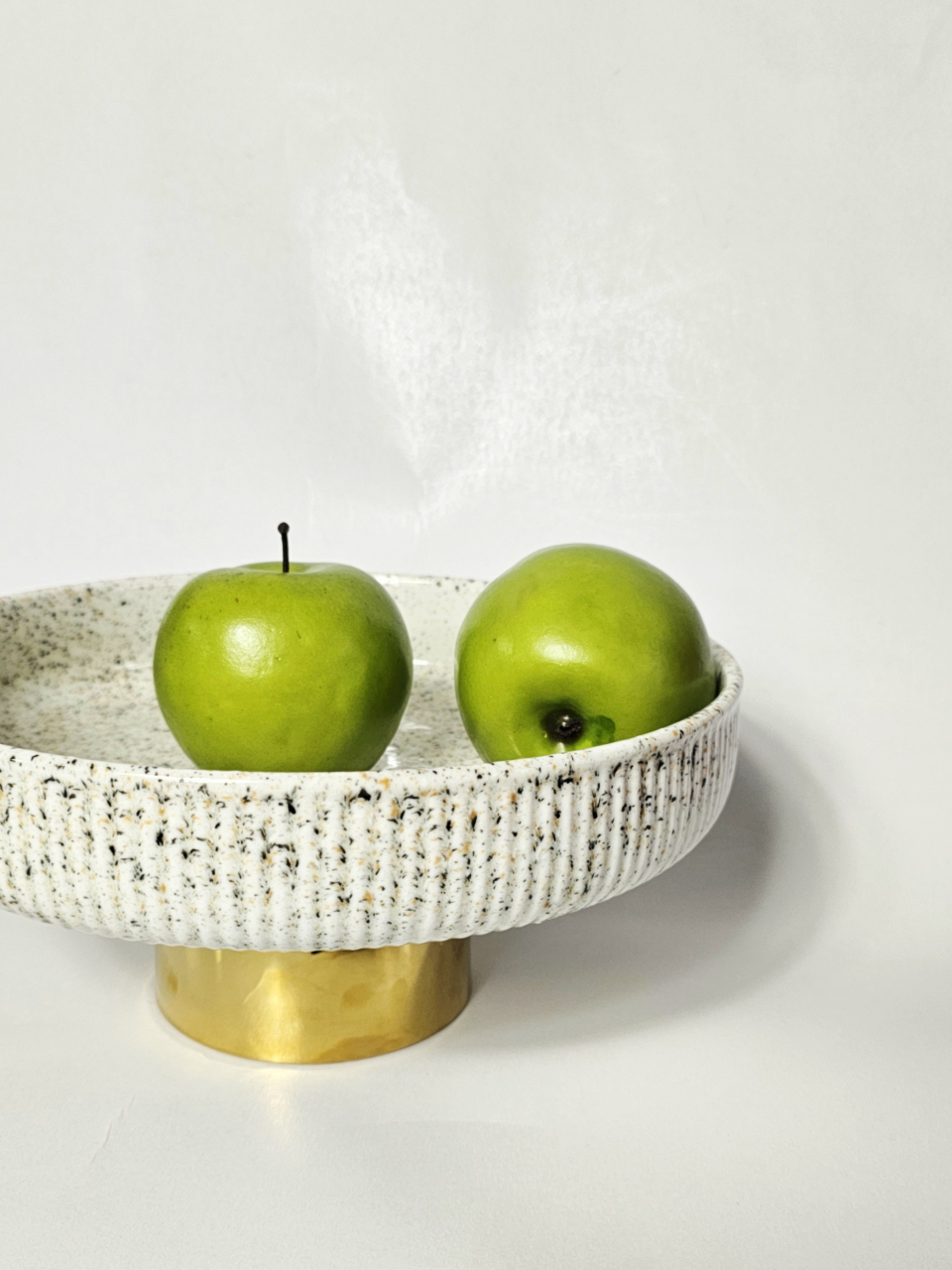 Platou cu picior din ceramică albă cu detalii granit și bază aurie [4]