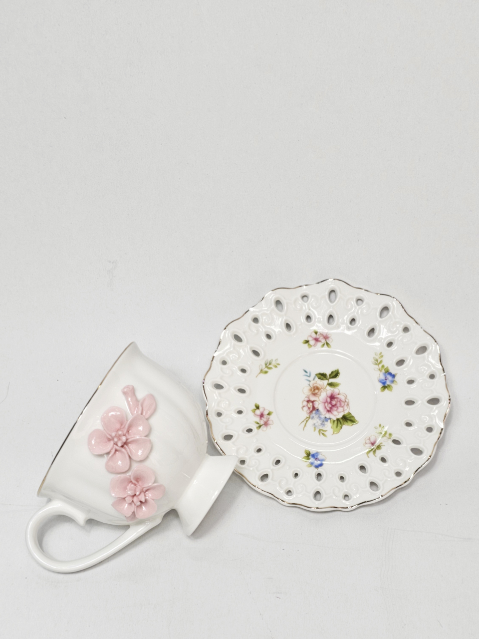 Set ceașcă 200 ml și farfurioară din ceramică cu flori roz 3D [5]