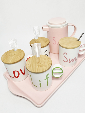 Set ceramic cu tavă roz, ceainic/sita, 4 lingurite lungi/metalice și 4 cești inscripționate cu capace din bambus [1]