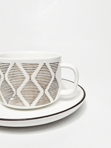 Bucatarie și Servire - Set 2 piese ceramică 200 ml cu ceașcă și farfurioară, design geometric maro