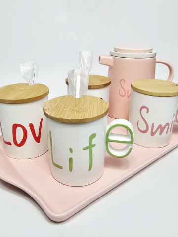 Set ceramic cu tavă roz, ceainic/sita, 4 lingurite lungi/metalice și 4 cești inscripționate cu capace din bambus [4]