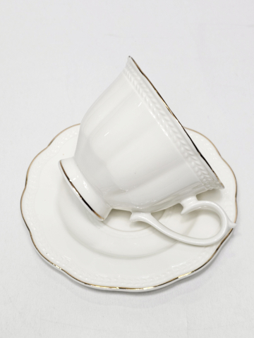 Set ceașcă cu farfurioară, ceramică albă cu accente aurii, 210 ml [1]
