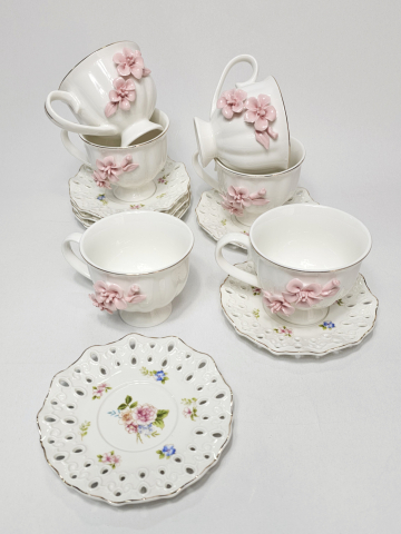 Bucatarie și Servire - Set cești cu farfurioare ceramică albă cu flori roz 3D, 12 piese