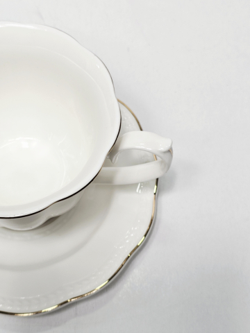 Set ceașcă cu farfurioară, ceramică albă cu accente aurii, 210 ml [4]
