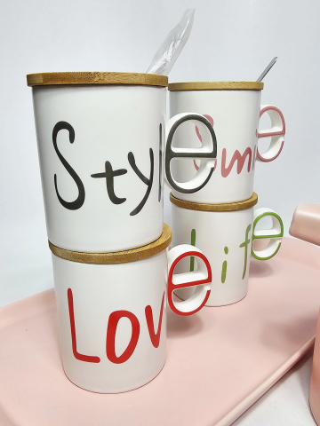 Pahare si cani - Set ceramic cu tavă roz, ceainic/sita, 4 lingurite lungi/metalice și 4 cești inscripționate cu capace din bambus