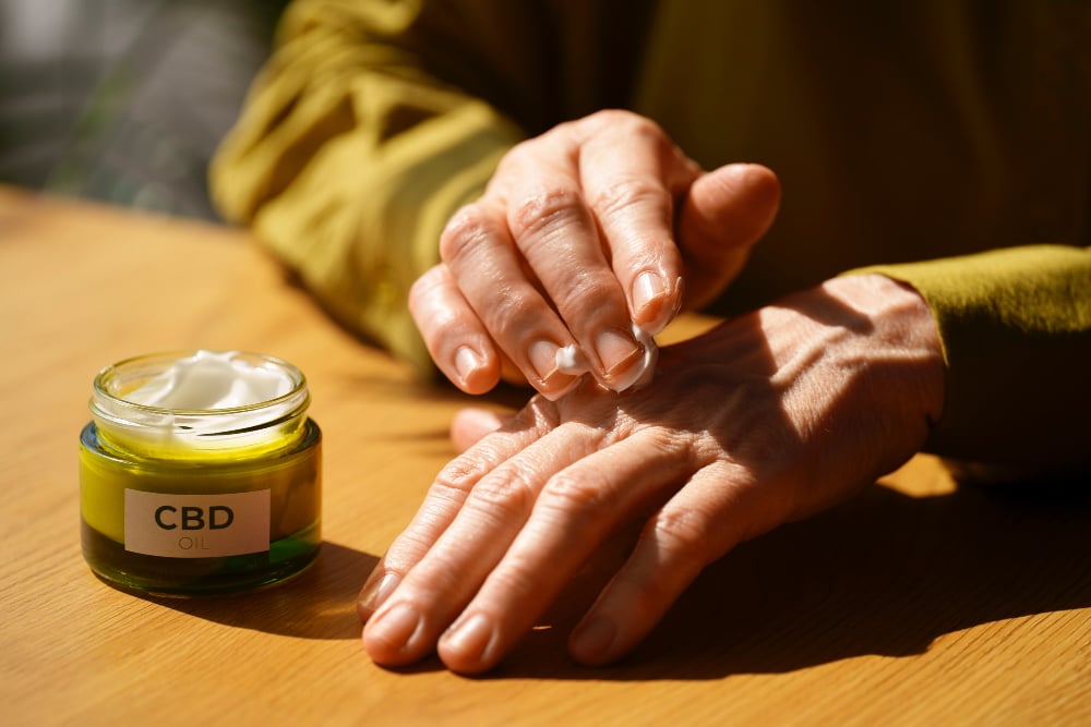 De ce CBD-ul devine un ingredient cheie în cosmetice?