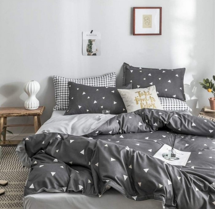 Lenjerie de pat 4 piese – CELhome – Cearceaf pilota 200 x 230 cm, Cearceaf de pat cu elastic 180 x 200 cm, 2 Fete de perna 55 x 75 cm, Model Geometrie, Gri [2]