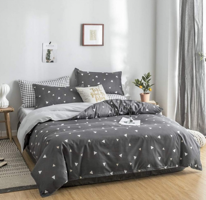 Lenjerie de pat 4 piese – CELhome – Cearceaf pilota 200 x 230 cm, Cearceaf de pat cu elastic 180 x 200 cm, 2 Fete de perna 55 x 75 cm, Model Geometrie, Gri [3]