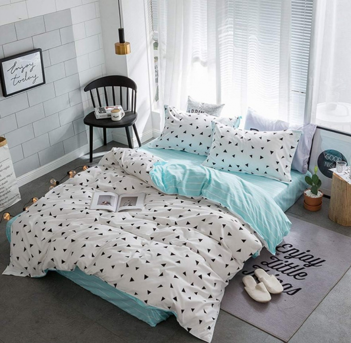 Lenjerie de pat 4 piese cu doua fete – CELhome – Cearceaf pilota 200 x 230 cm, Cearceaf de pat fara elastic 230 x 250 cm, 2 Fete de perna 55 x 75 cm, Model Geometric, Bleu-Alb [2]
