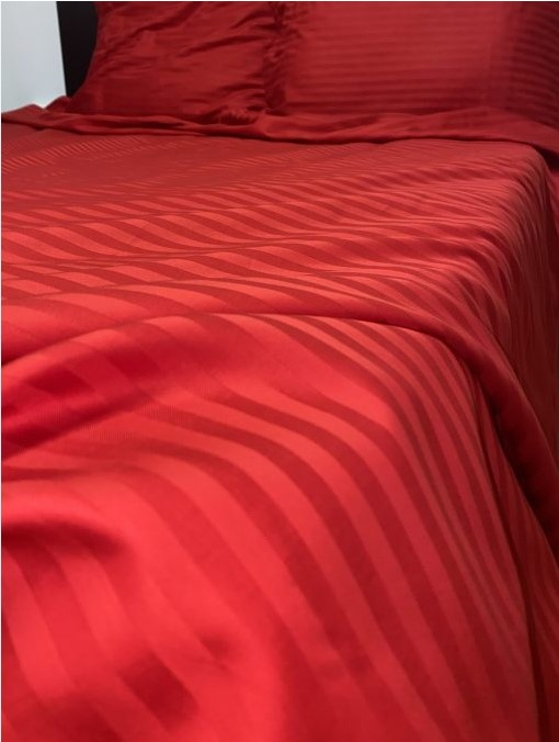Lenjerie de pat Matrimonial Tip Damasc, 6 piese, Cearceaf de pat cu elastic 180 x 200 cm, Cearceaf pilota cu fermoar 200 x 230 cm, 4 fete de perna,  Rosu [3]