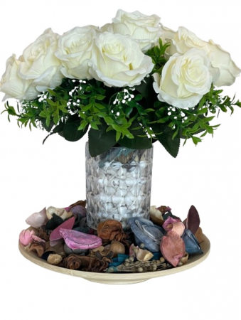 Decoratiuni - Aranjament Elegant pentru masa, CELhome, 19 Trandafiri Albi, Vaza cu Pietricele, Suport Bambus, 38 x 31cm