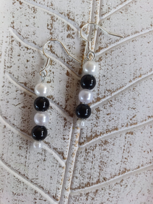 Cercei eleganți handmade cu perle albe și onix negru – simbol al echilibrului și rafinamentului [1]
