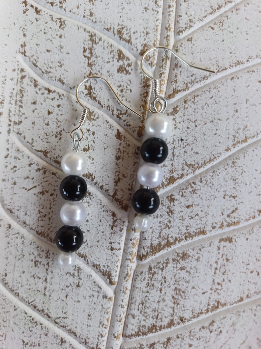 Cercei eleganți handmade cu perle albe și onix negru – simbol al echilibrului și rafinamentului [2]