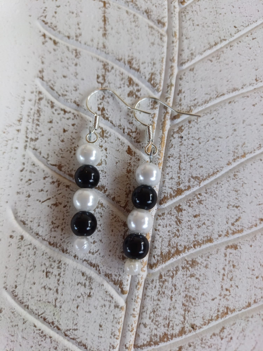 Cercei eleganți handmade cu perle albe și onix negru – simbol al echilibrului și rafinamentului [3]