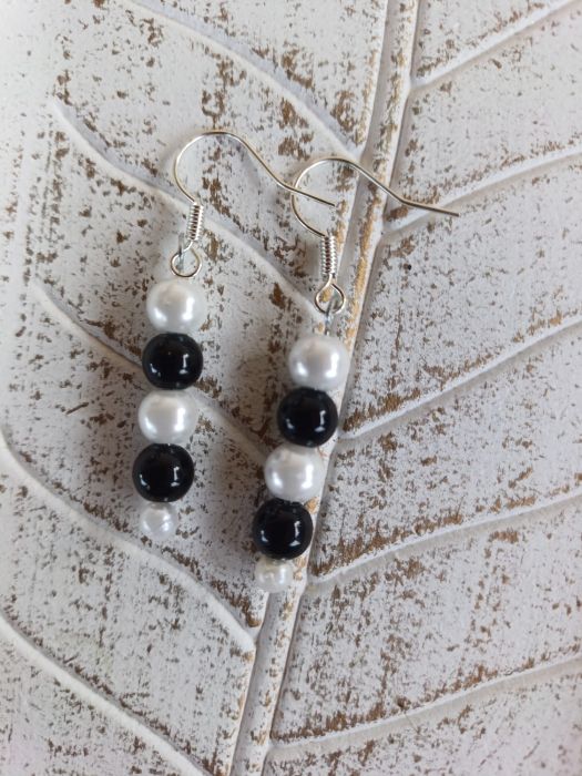 Cercei eleganți handmade cu perle albe și onix negru – simbol al echilibrului și rafinamentului [4]
