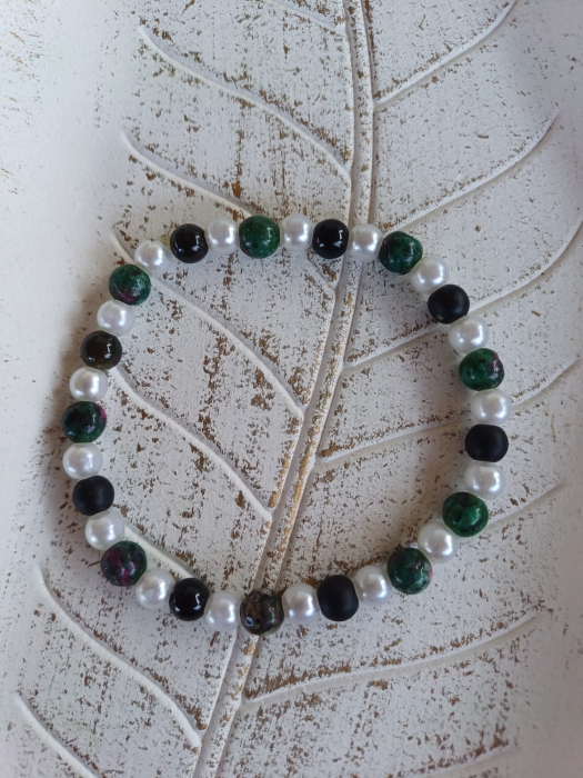 Brățară cu perle, turmalină neagră, onix, obsidian și rubin în zoisit – Feminitate Neclintită | Bijuterii energetice Cercei Magici [2]