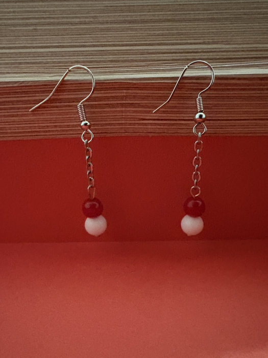 Cercei handmade cu lanț și pietre naturale de onix alb și coral, creați pentru echilibru interior, protecție și un plus de energie feminină. [3]