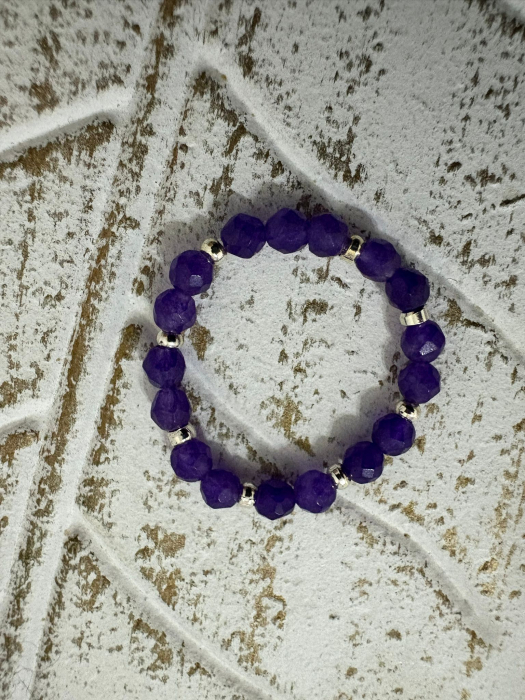 Piatra este asociată cu intuiția, protecția emoțională și calmul interior. Elastic, confortabil și potrivit pentru purtare zilnică. [2]